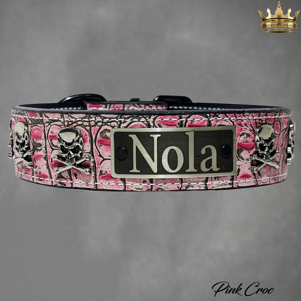 WN6 - Collar de cuero de 2" de ancho con placa de identificación personalizada de cuero, calaveras y huesos cruzados