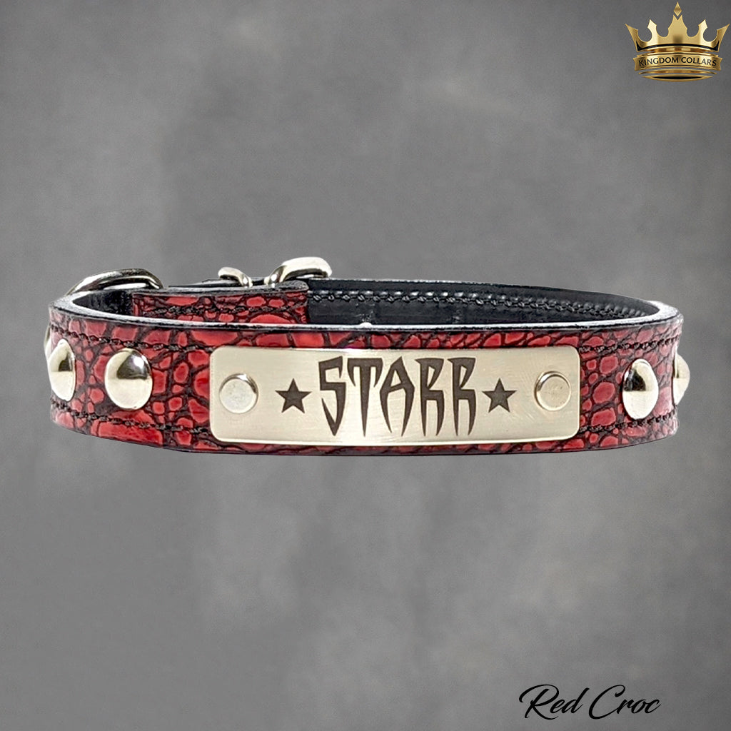 NU2 - Colar de couro cravejado com placa de identificação de 1"